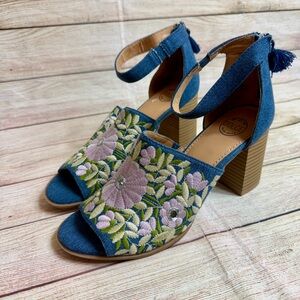 NWOT  Dolce by Mojo Moxy denim floral embroidered heeled sandals. Size 10